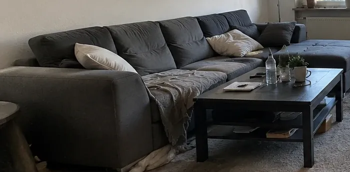 Altes Ecksofa und Couchtisch vor der Abholung