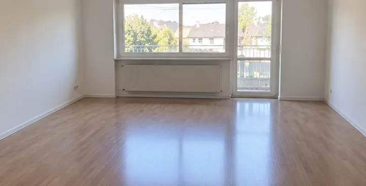 Leeres, besenreines Wohnzimmer nach der Räumung